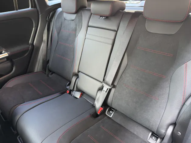 MERCEDES-BENZ GLA 200 7G-DCT