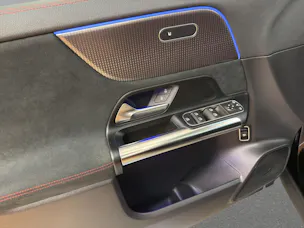 MERCEDES-BENZ EQA 300 4M - AMG / DISTRONIC / 360 Grad Kamera / Panorama-Dach
