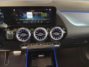 MERCEDES-BENZ EQA 300 4M - AMG / DISTRONIC / 360 Grad Kamera / Panorama-Dach