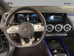 MERCEDES-BENZ EQA 300 4M - AMG / DISTRONIC / 360 Grad Kamera / Panorama-Dach
