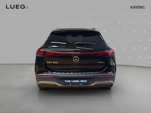 MERCEDES-BENZ EQA 300 4M - AMG / DISTRONIC / 360 Grad Kamera / Panorama-Dach