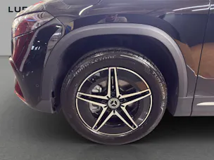 MERCEDES-BENZ EQA 300 4M - AMG / DISTRONIC / 360 Grad Kamera / Panorama-Dach