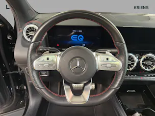 MERCEDES-BENZ EQA 300 4M - AMG / DISTRONIC / 360 Grad Kamera / Panorama-Dach