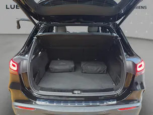 MERCEDES-BENZ EQA 300 4M - AMG / DISTRONIC / 360 Grad Kamera / Panorama-Dach