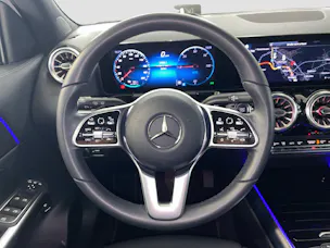 MERCEDES-BENZ EQA 300 Swiss Star 4MATIC