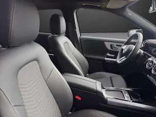 MERCEDES-BENZ GLA 200 Night Star 7G-D