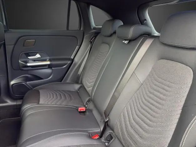 MERCEDES-BENZ GLA 200 Night Star 7G-D