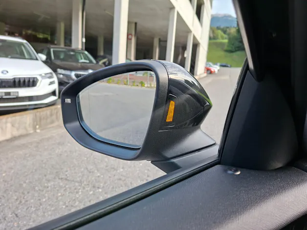 SKODA Superb Combi 2.0 TDi Selection 4x4 DSG *Anhängerkupplung & 8-fach bereift*