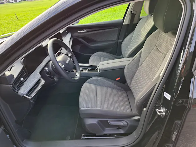 SKODA Superb Combi 2.0 TDi Selection 4x4 DSG *Anhängerkupplung & 8-fach bereift*