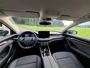 SKODA Superb Combi 2.0 TDi Selection 4x4 DSG *Anhängerkupplung & 8-fach bereift*