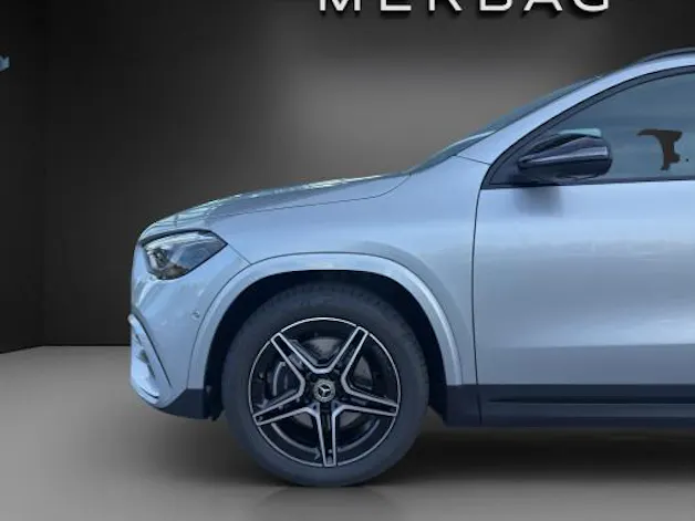 MERCEDES-BENZ GLA 200 Night Star 7G-D
