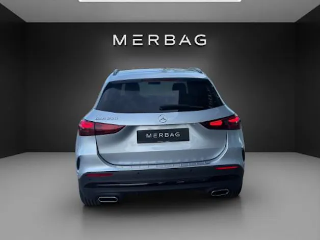 MERCEDES-BENZ GLA 200 Night Star 7G-D