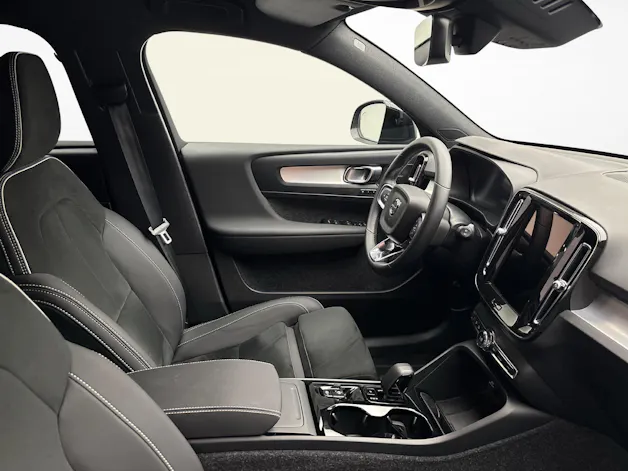 VOLVO XC40 2.0 B3 MH Plus Dark