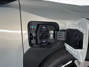 https://vehicle.imgix.net/4512527/413bd2f6-d007-4224-b13d-ed21f3c74b2e.jpg