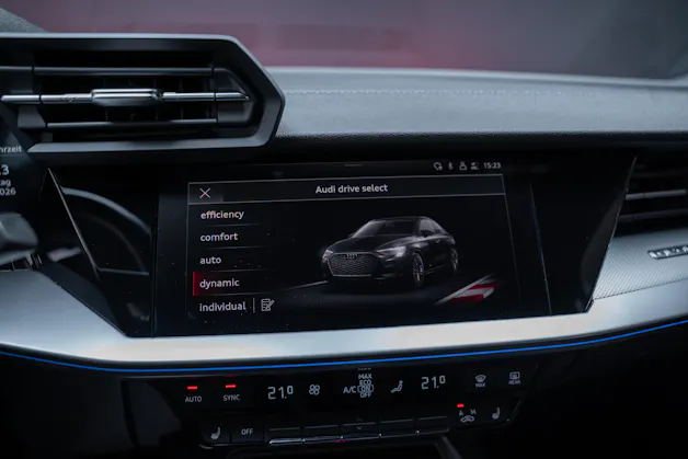 AUDI S3 Limousine 2.0 TFSI quattro S-Tronic / Sportsitze / Sportlenkrad / Virtual Cockpit