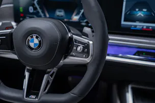 BMW 740d xDrive M Sport / Iconic Glow / Sky Lounge