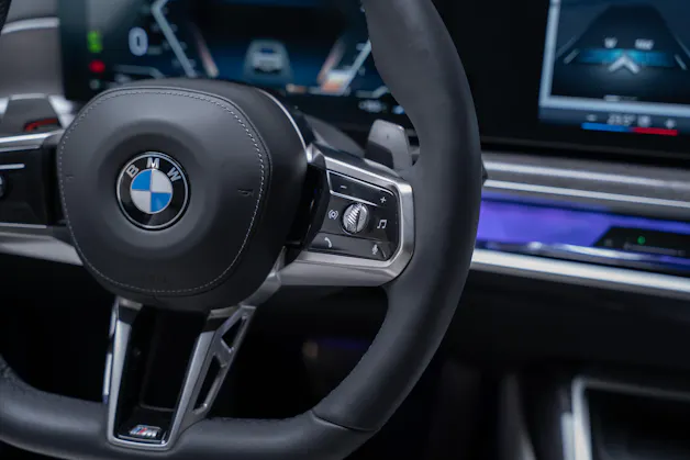 BMW 740d xDrive M Sport / Iconic Glow / Sky Lounge