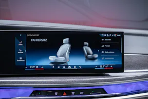 BMW 740d xDrive M Sport / Iconic Glow / Sky Lounge