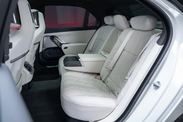 BMW 740d xDrive M Sport / Iconic Glow / Sky Lounge