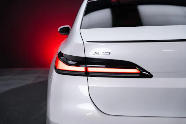 BMW 740d xDrive M Sport / Iconic Glow / Sky Lounge