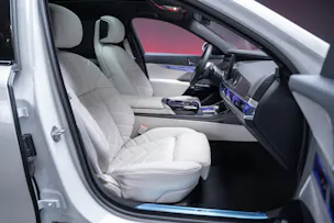 BMW 740d xDrive M Sport / Iconic Glow / Sky Lounge