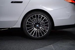 BMW 740d xDrive M Sport / Iconic Glow / Sky Lounge
