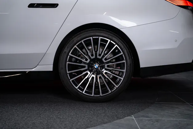 BMW 740d xDrive M Sport / Iconic Glow / Sky Lounge