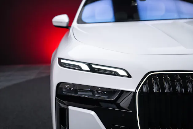 BMW 740d xDrive M Sport / Iconic Glow / Sky Lounge