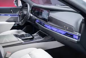 BMW 740d xDrive M Sport / Iconic Glow / Sky Lounge