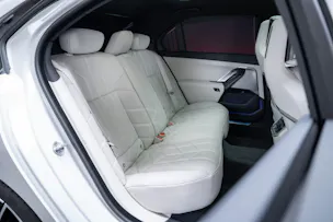 BMW 740d xDrive M Sport / Iconic Glow / Sky Lounge
