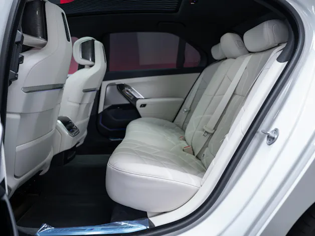 BMW 740d xDrive M Sport / Iconic Glow / Sky Lounge