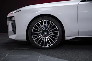 BMW 740d xDrive M Sport / Iconic Glow / Sky Lounge