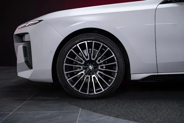 BMW 740d xDrive M Sport / Iconic Glow / Sky Lounge