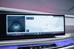 BMW 740d xDrive M Sport / Iconic Glow / Sky Lounge