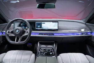 BMW 740d xDrive M Sport / Iconic Glow / Sky Lounge