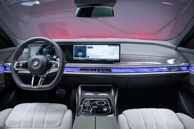 BMW 740d xDrive M Sport / Iconic Glow / Sky Lounge