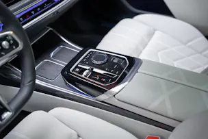 BMW 740d xDrive M Sport / Iconic Glow / Sky Lounge