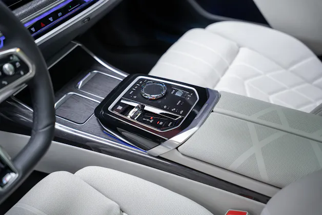 BMW 740d xDrive M Sport / Iconic Glow / Sky Lounge