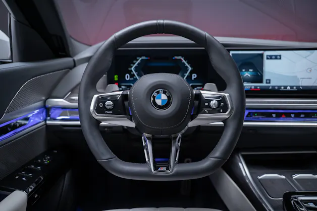 BMW 740d xDrive M Sport / Iconic Glow / Sky Lounge