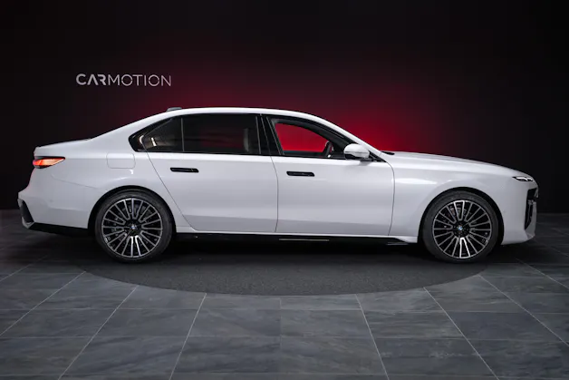 BMW 740d xDrive M Sport / Iconic Glow / Sky Lounge