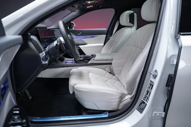 BMW 740d xDrive M Sport / Iconic Glow / Sky Lounge