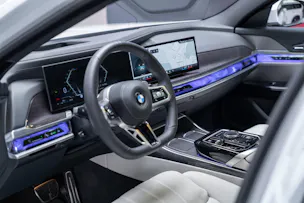 BMW 740d xDrive M Sport / Iconic Glow / Sky Lounge