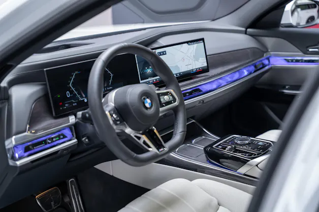 BMW 740d xDrive M Sport / Iconic Glow / Sky Lounge