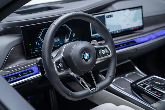 BMW 740d xDrive M Sport / Iconic Glow / Sky Lounge