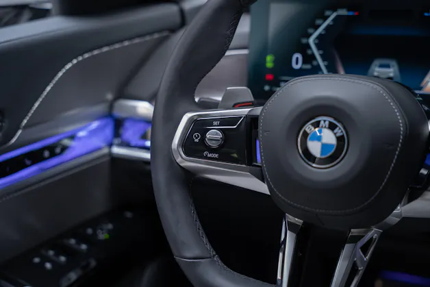 BMW 740d xDrive M Sport / Iconic Glow / Sky Lounge