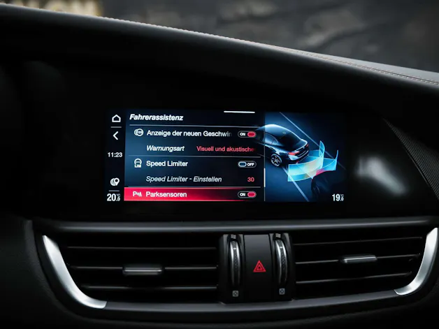 ALFA ROMEO Giulia 2.0 Intensa Q4 AT8 *SOFORT Verfügbar*Werksgarantie*Panorama*Harman/Kardon*