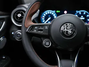 ALFA ROMEO Giulia 2.0 Intensa Q4 AT8 *SOFORT Verfügbar*Werksgarantie*Panorama*Harman/Kardon*