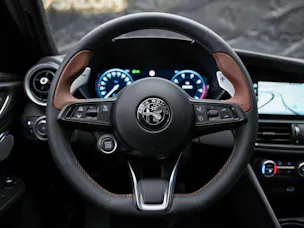 ALFA ROMEO Giulia 2.0 Intensa Q4 AT8 *SOFORT Verfügbar*Werksgarantie*Panorama*Harman/Kardon*