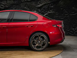 ALFA ROMEO Giulia 2.0 Intensa Q4 AT8 *SOFORT Verfügbar*Werksgarantie*Panorama*Harman/Kardon*