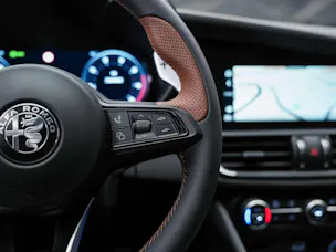 ALFA ROMEO Giulia 2.0 Intensa Q4 AT8 *SOFORT Verfügbar*Werksgarantie*Panorama*Harman/Kardon*